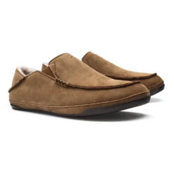 OluKai Kīpuka Hulu Indoor/Outdoor Slipper Toffee (Men's) -Ecco Shoe Store Tof 2